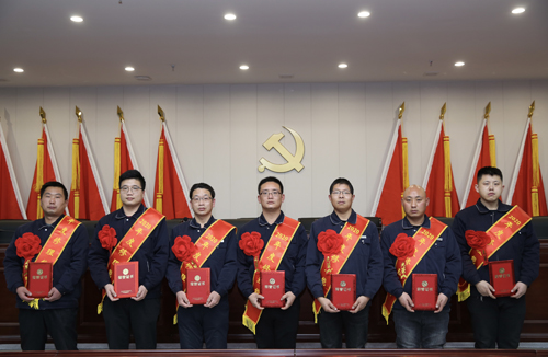0206 修理能手從左至右依次為 邵冠峰、王寶玉、潘春樂、李龍、許特斯、韓利杰、寇增亮.jpg