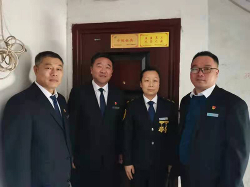 “一人得獎，全家光榮” 送“牌”上門，集團為標(biāo)兵先進送去榮譽喜報牌匾