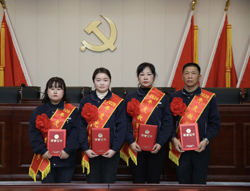 0207 從左至右依次為 點(diǎn)鈔能手王璐、充值能手孫昭娣、教學(xué)能手王慧娟、孫衛(wèi)東.jpg