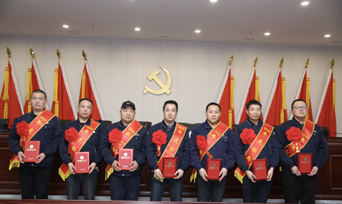 0202  標(biāo)兵從左至右依次為 苗田、尤建鵬、劉德斌、褚聰偉、王占峰、解偉強(qiáng)、馬群藝.jpg